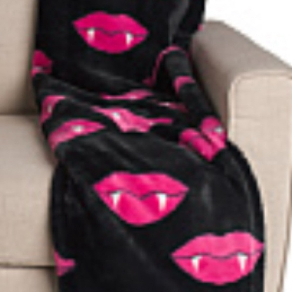 vampire Pink Lips Novogratz throw blanket. - Picture 2 of 2